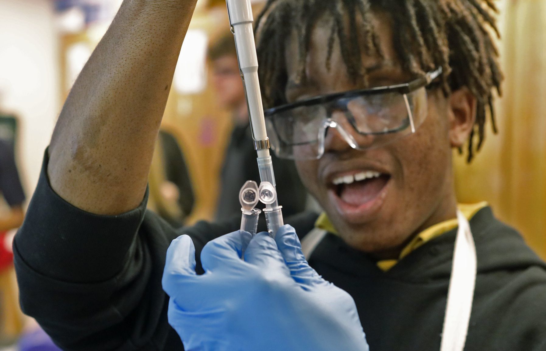 Collegiate students learn about their own DNA